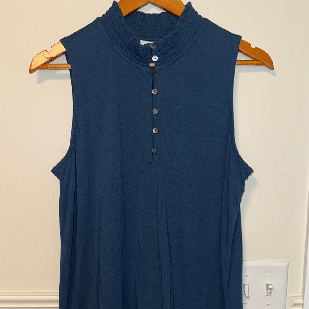 Sleeveless marine blue Smocked Collar Top